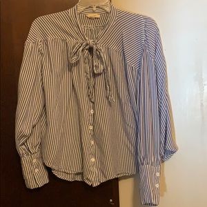 Cute front bow button up dress shirt!